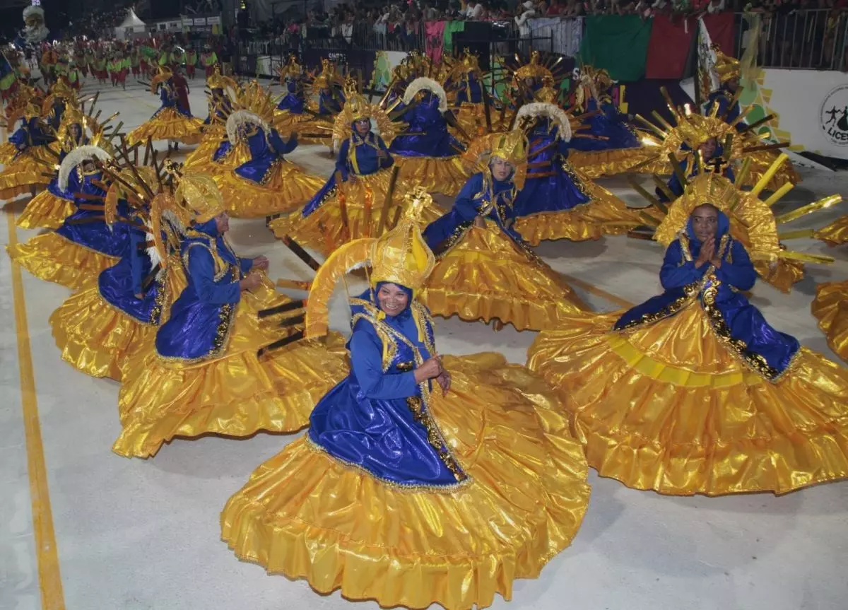 A Unidos da Zona Noroeste foi a primeira do Grupo Especial a entrar na Passarela do Samba. Mostrando a fé dos caminhoneiros, a escola emocionou